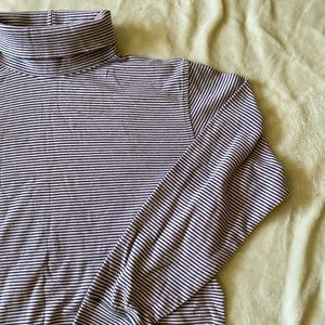 cute striped turtleneck!